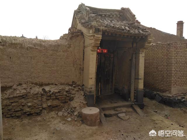 老人死后，宅基地还在老人名下，儿女想卖了，与买主怎样进行买卖？