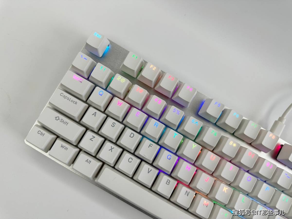 全键盘手机:全尺寸104键 支持热插拔和RGB灯效 雷柏V700DIY键盘评测-第4张图片-太平洋在线下载